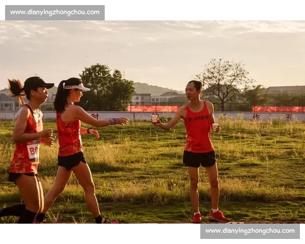 小狗们激烈赛跑比拼速度勇敢与友谊的精彩瞬象